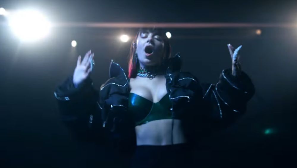 Charli XCX en el videoclip de 'Blame It On Your Love'