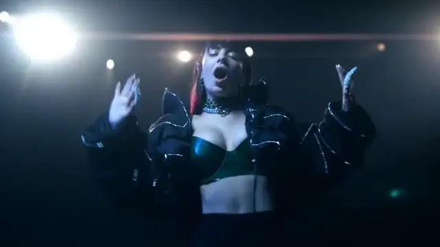 Charli XCX en el videoclip de 'Blame It On Your Love'