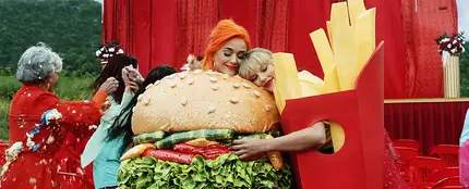 Katy Perry y Taylor Swift en el videoclip de 'You need to calm down' Katy Perry y Taylor Swift en el videoclip de 'You need to calm down'