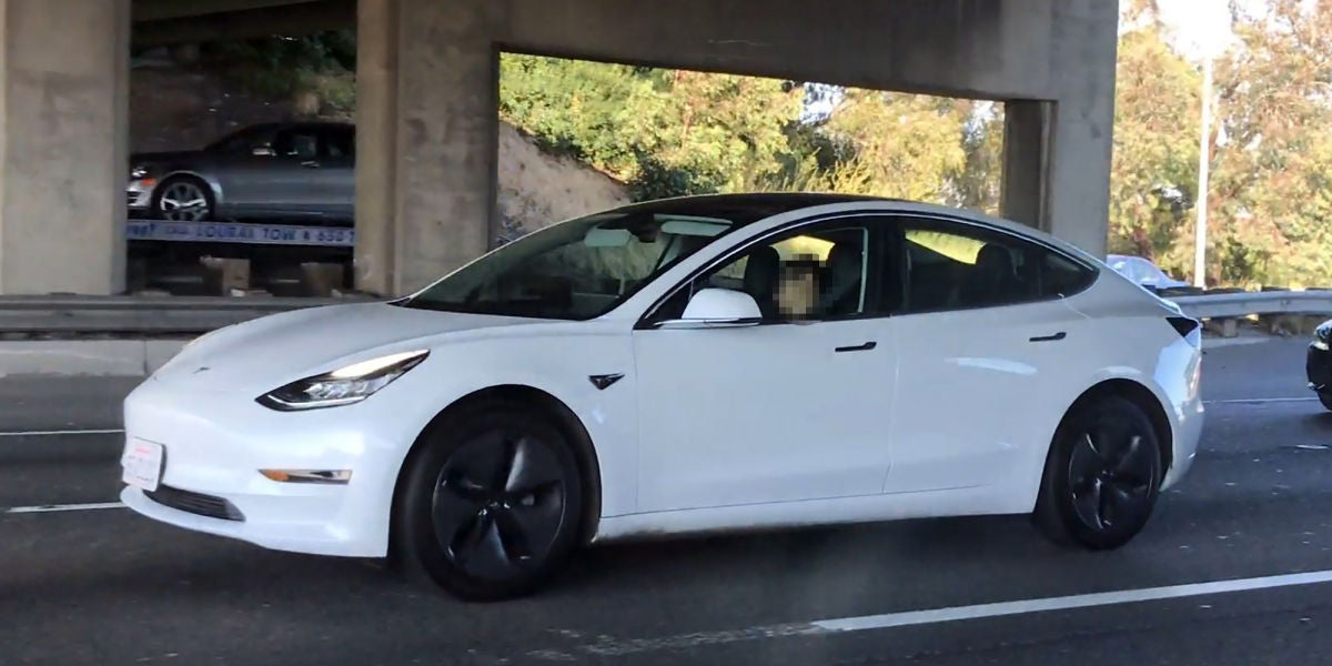 Dormido al volante de un Tesla