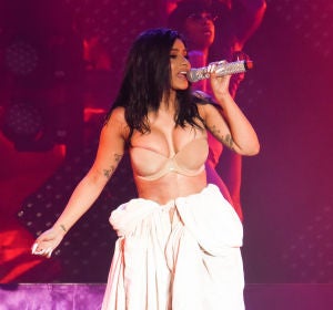 Cardi B actuando en bata después de que se le rompiese el mono Cardi B actuando en bata después de que se le rompiese el mono