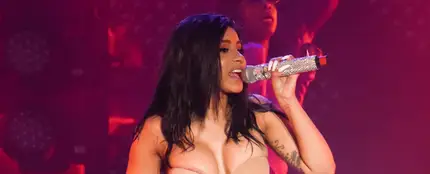 Cardi B actuando en bata después de que se le rompiese el mono Cardi B actuando en bata después de que se le rompiese el mono