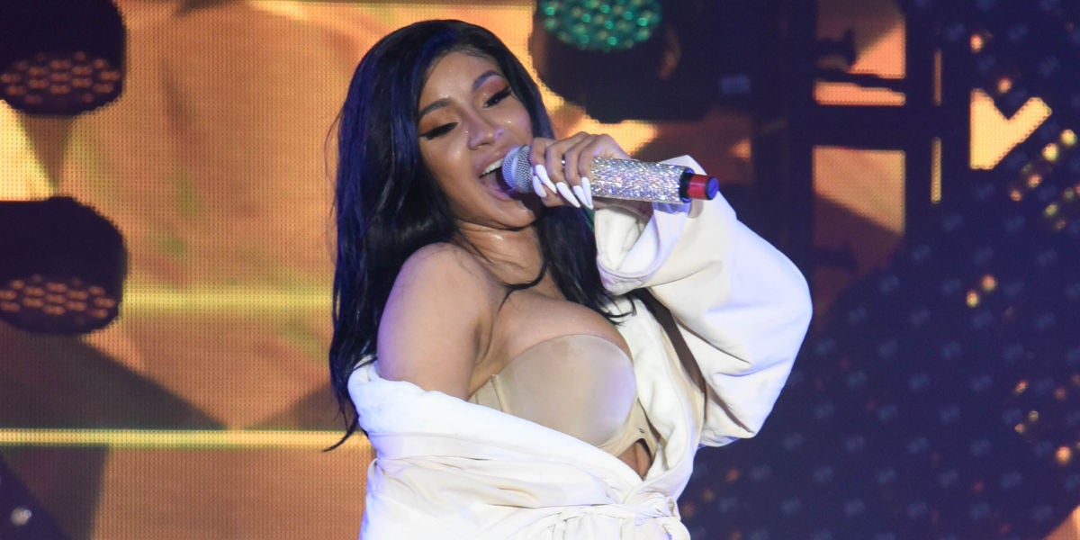 Cardi B actuando en bata