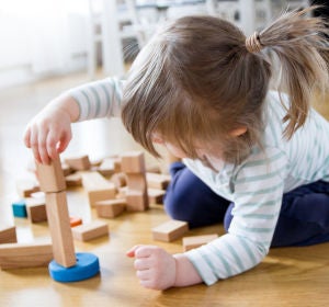 Niña jugando Niña jugando