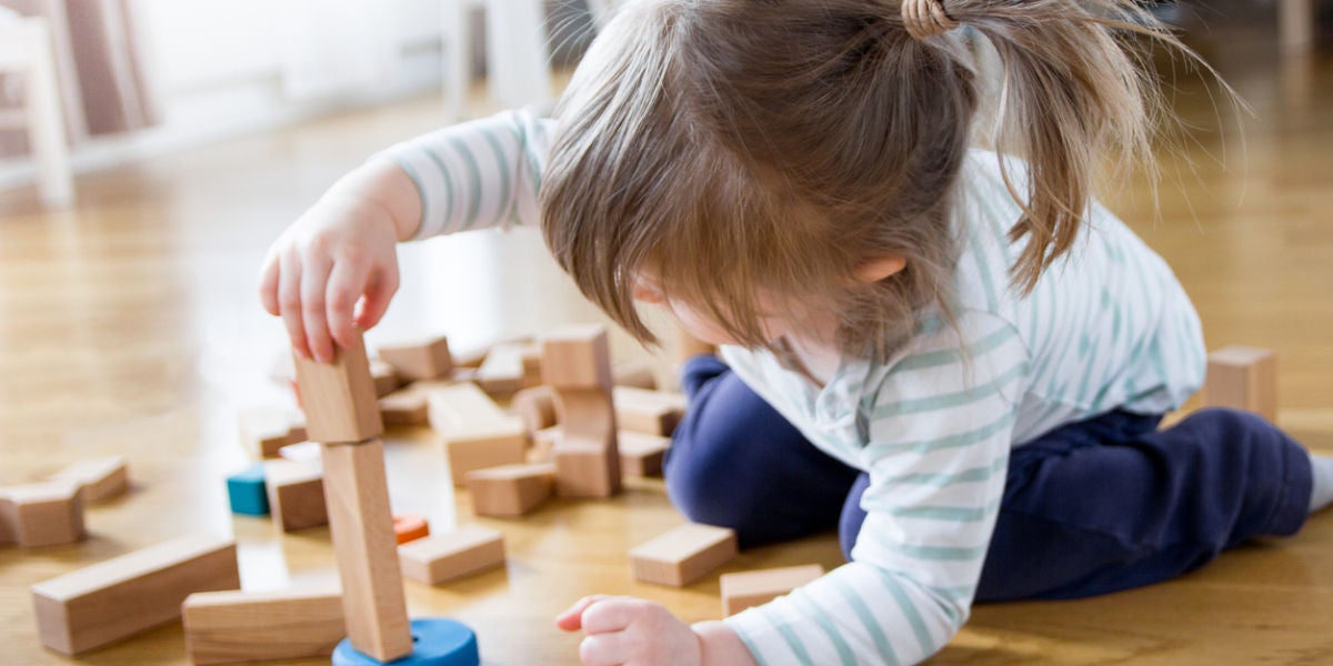 Niña jugando