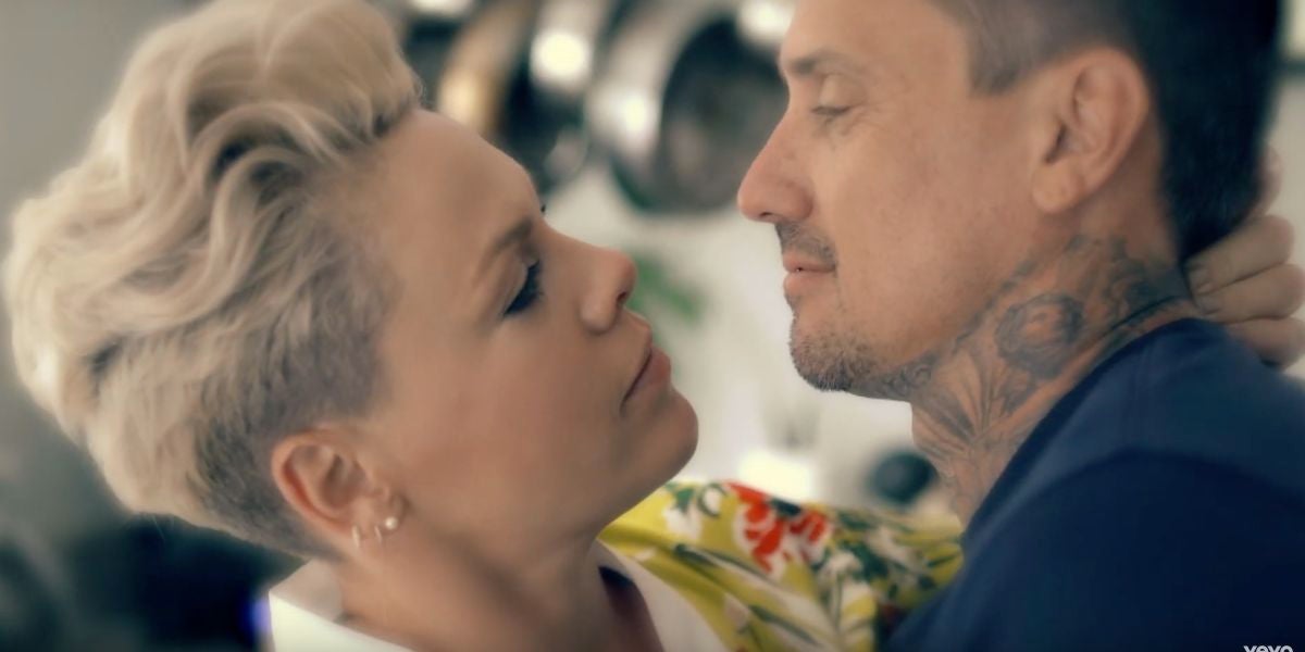 Pink en el vídeo de '90 days'