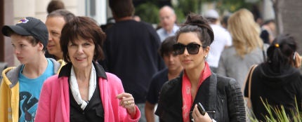 Kim Kardashian junto a su abuela MJ