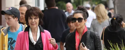 Kim Kardashian junto a su abuela MJ Kim Kardashian junto a su abuela MJ