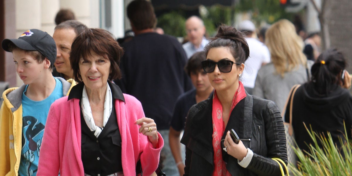 Kim Kardashian junto a su abuela MJ