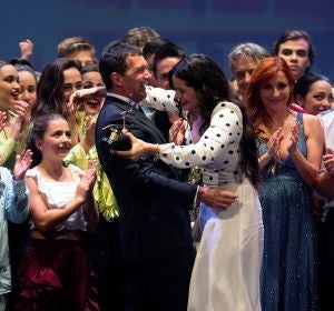 Antonio Banderas entregándole el premio de las Artes Escénicas a Rosalía Antonio Banderas entregándole el premio de las Artes Escénicas a Rosalía