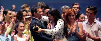 Antonio Banderas entregándole el premio de las Artes Escénicas a Rosalía