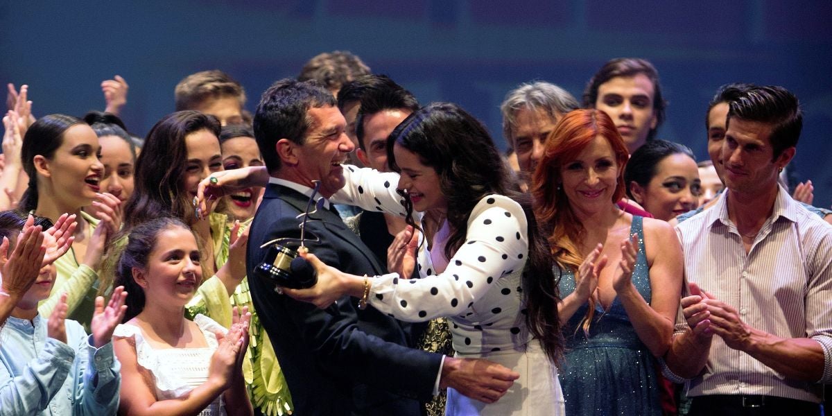 Antonio Banderas entregándole el premio de las Artes Escénicas a Rosalía