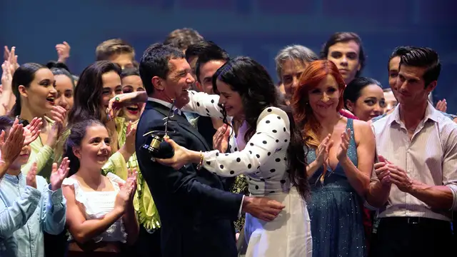 Antonio Banderas entregándole el premio de las Artes Escénicas a Rosalía