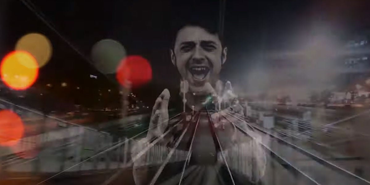 Shinova en el videoclip de 'En el otro extremo'