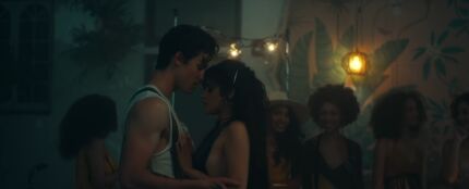 Shawn Mendes y Camila Cabello en el videoclip de 'Se&ntilde;orita'