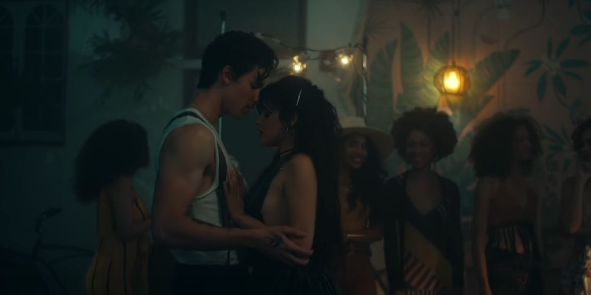 Shawn Mendes y Camila Cabello en el videoclip de 'Señorita'