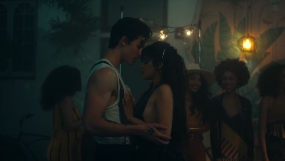 Shawn Mendes y Camila Cabello en el videoclip de 'Señorita'