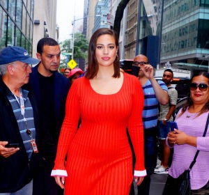 Ashley Graham arrasa con sus curvas a cada paso en Nueva York Ashley Graham arrasa con sus curvas a cada paso en Nueva York