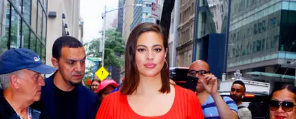Ashley Graham arrasa con sus curvas a cada paso en Nueva York Ashley Graham arrasa con sus curvas a cada paso en Nueva York