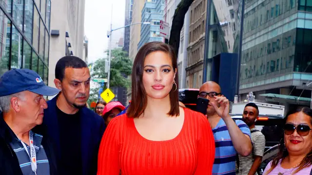 Ashley Graham arrasa con sus curvas a cada paso en Nueva York