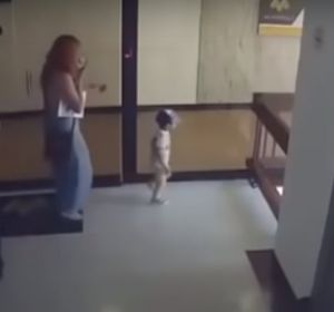 El impactante vídeo de una mujer que salva a su hijo de caer al vacío El impactante vídeo de una mujer que salva a su hijo de caer al vacío