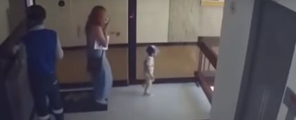 El impactante vídeo de una mujer que salva a su hijo de caer al vacío