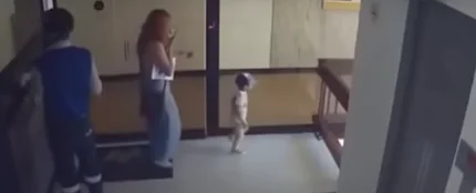El impactante vídeo de una mujer que salva a su hijo de caer al vacío El impactante vídeo de una mujer que salva a su hijo de caer al vacío