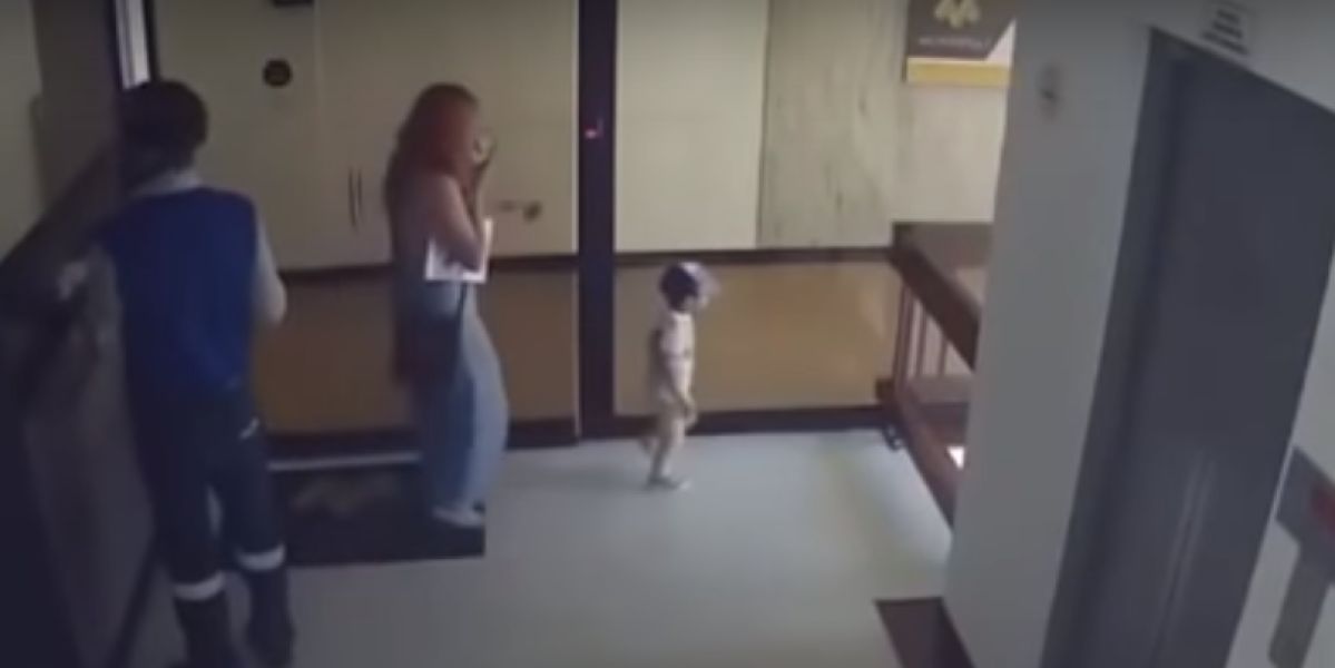 El impactante vídeo de una mujer que salva a su hijo de caer al vacío