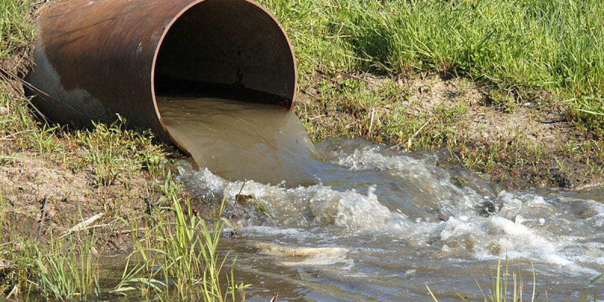 Es necesario buscar tratamientos alternativos que permitan una degradación eficiente de los contaminantes orgánicos en las aguas residuales.