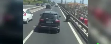 Captan a un hombre circulando con su silla de ruedas eléctrica por la Ronda Literal de Barcelona Captan a un hombre circulando con su silla de ruedas eléctrica por la Ronda Literal de Barcelona