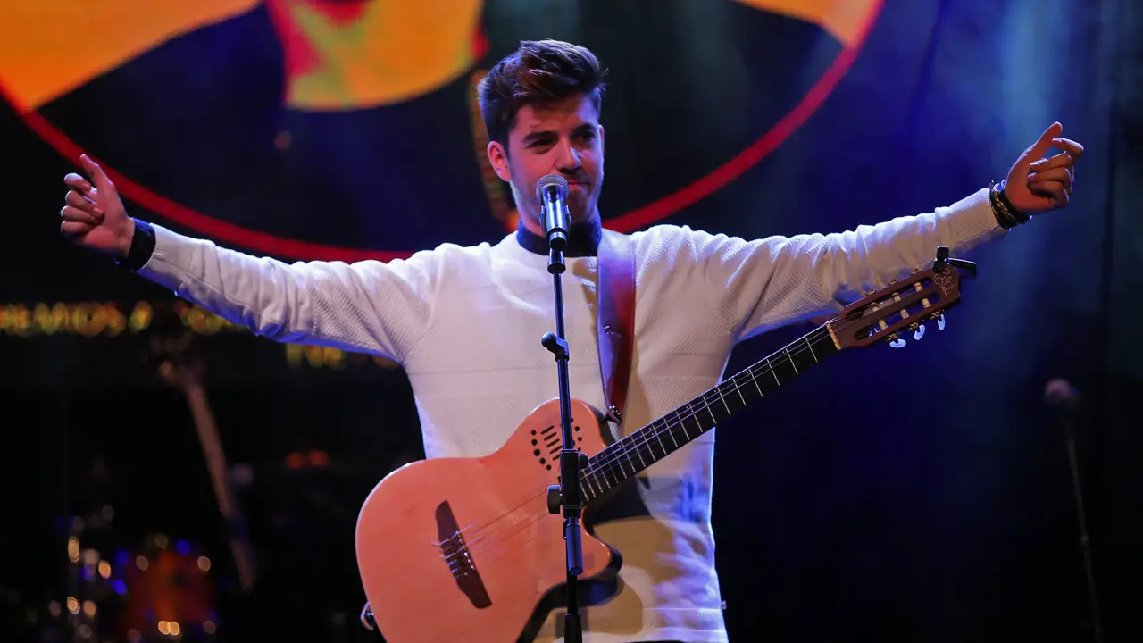 Roi Méndez toca la guitarra durante un concierto Roi Méndez toca la guitarra durante un concierto