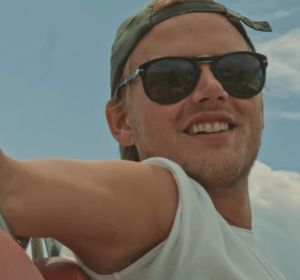 Imagen de Avicii en el videoclip de 'Heaven' Imagen de Avicii en el videoclip de 'Heaven'
