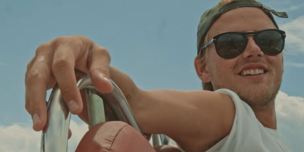 Imagen de Avicii en el videoclip de 'Heaven'