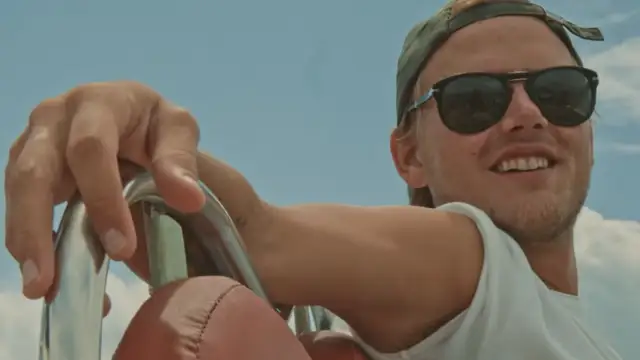Imagen de Avicii en el videoclip de 'Heaven'