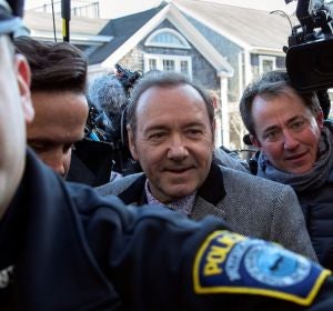 Kevin Spacey escoltado por la policía Kevin Spacey escoltado por la policía