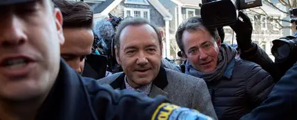 Kevin Spacey escoltado por la policía Kevin Spacey escoltado por la policía