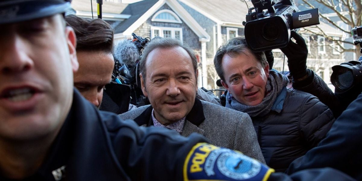 Kevin Spacey escoltado por la policía