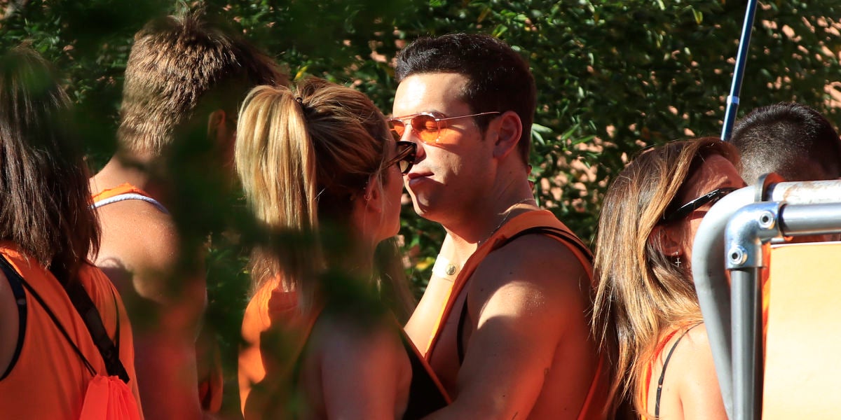 Mario Casas y Blanca Suárez en el Orgullo de Madrid
