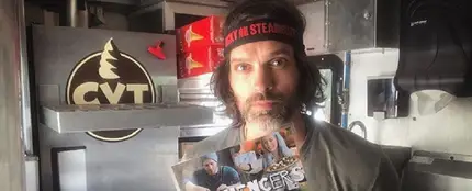 Joe Nicchi enseñando el cartel de "los 'influencers' pagan el doble" Joe Nicchi enseñando el cartel de "los 'influencers' pagan el doble"