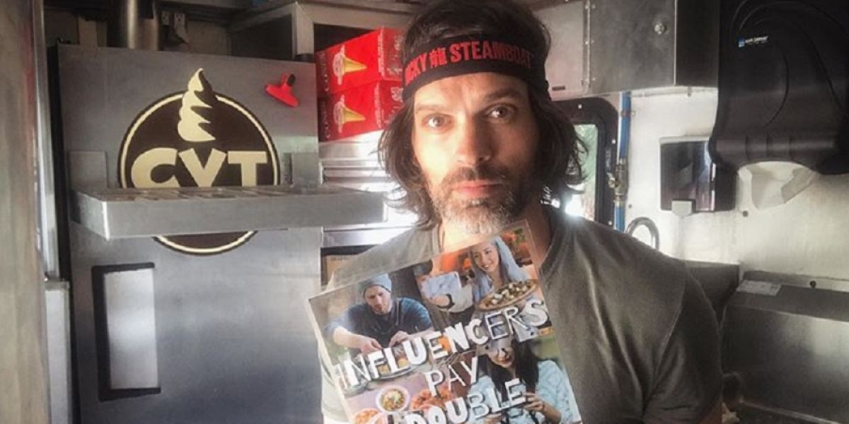 Joe Nicchi enseñando el cartel de "los 'influencers' pagan el doble"
