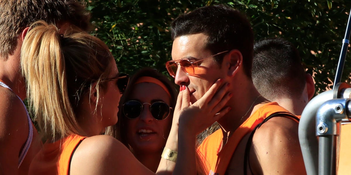 Mario Casas y Blanca Suárez se comen a besos en el Orgullo de Madrid