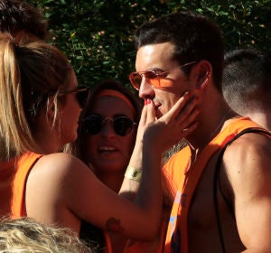 Mario Casas y Blanca Suárez se comen a besos en el Orgullo de Madrid Mario Casas y Blanca Suárez se comen a besos en el Orgullo de Madrid