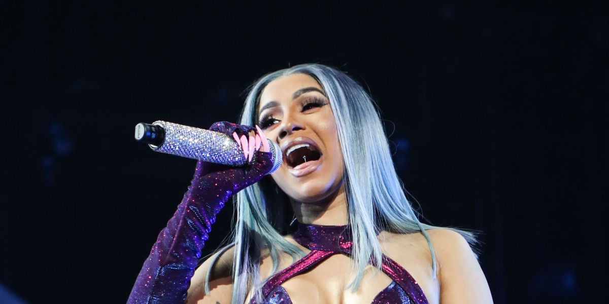 Cardi B durante un concierto