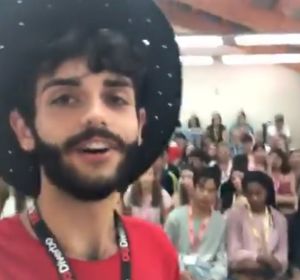Imagen del profesor que hizo la confesión a sus alumnos en un campamento de verano Imagen del profesor que hizo la confesión a sus alumnos en un campamento de verano