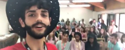 Imagen del profesor que hizo la confesión a sus alumnos en un campamento de verano Imagen del profesor que hizo la confesión a sus alumnos en un campamento de verano