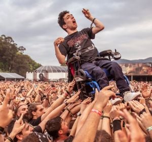 Momento en el que el joven es aupado por los asistentes del Resurrection Fest Momento en el que el joven es aupado por los asistentes del Resurrection Fest