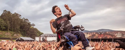 Momento en el que el joven es aupado por los asistentes del Resurrection Fest Momento en el que el joven es aupado por los asistentes del Resurrection Fest