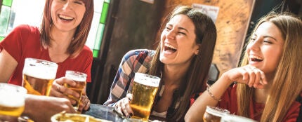 Amigas en un bar
