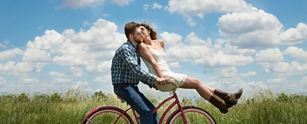 Pareja en bicicleta Pareja en bicicleta