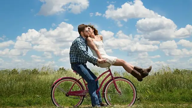 Pareja en bicicleta